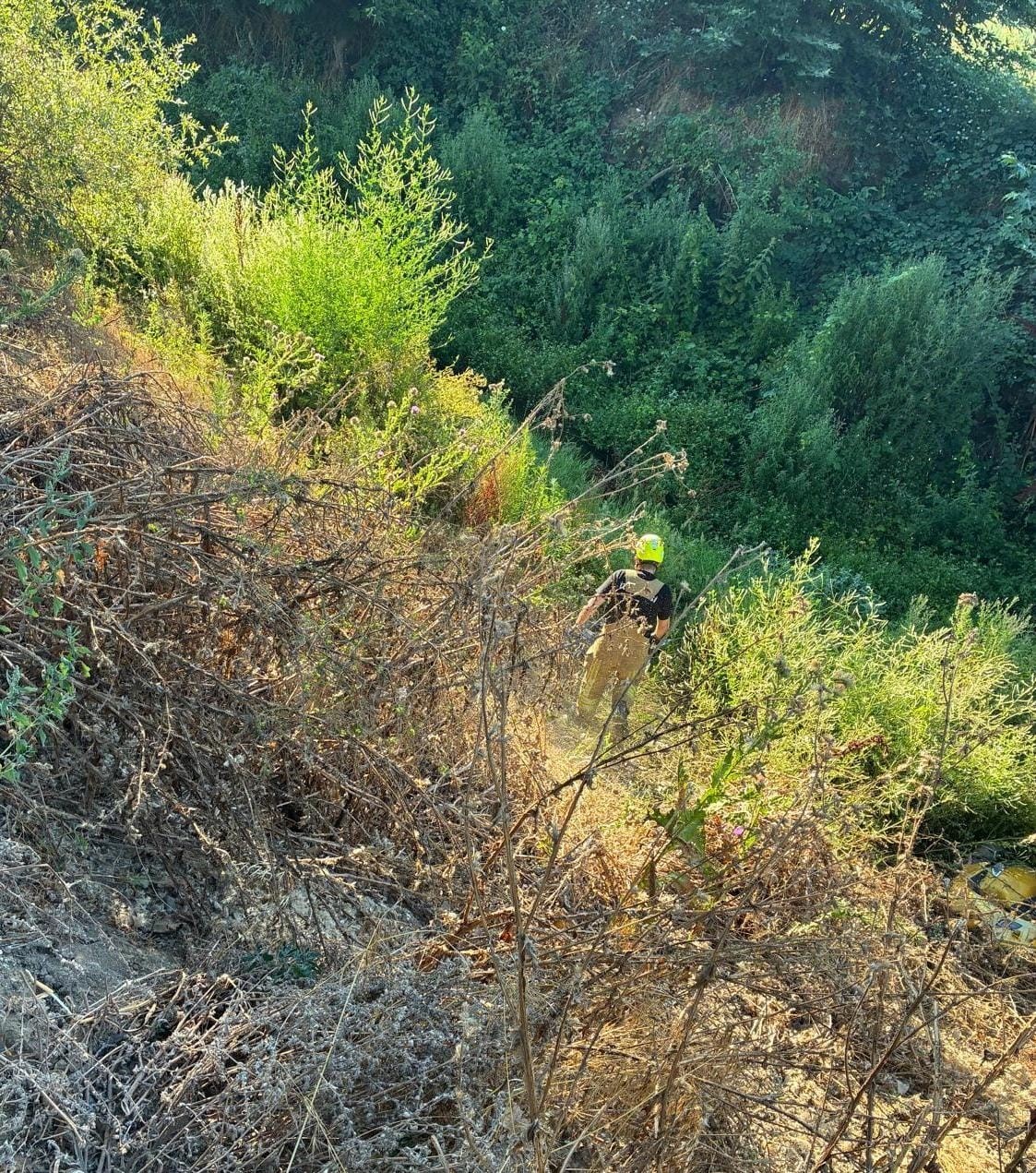 Şarampole yuvarlanan kadın motosikletçi yaralandı