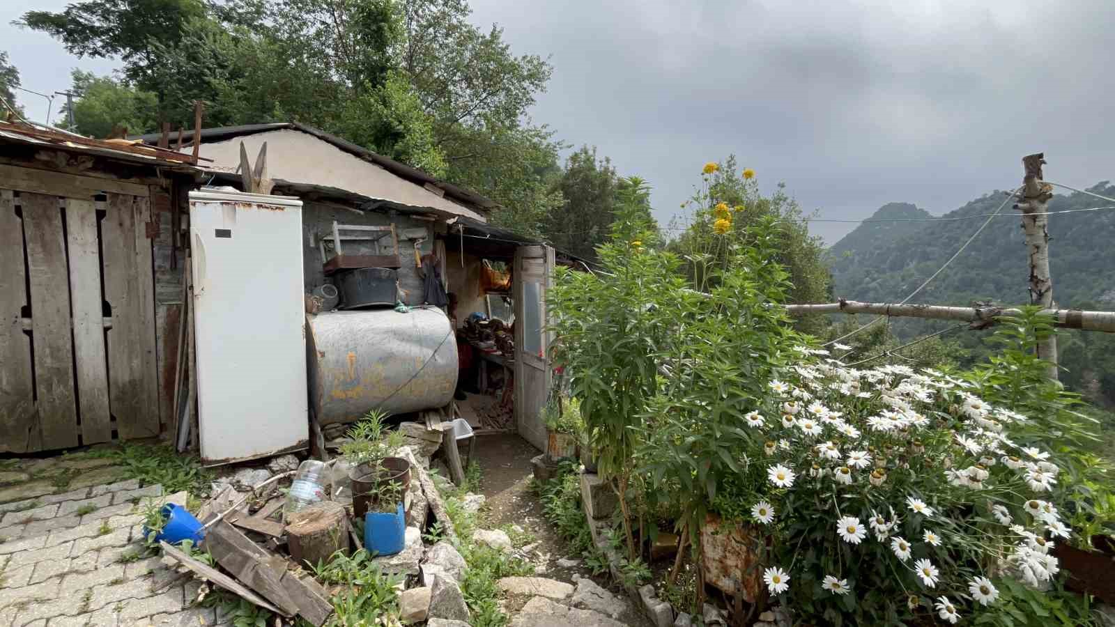 Doğadan topladığı andız çekirdeklerini koleksiyonluk tespihlere dönüştürüyor