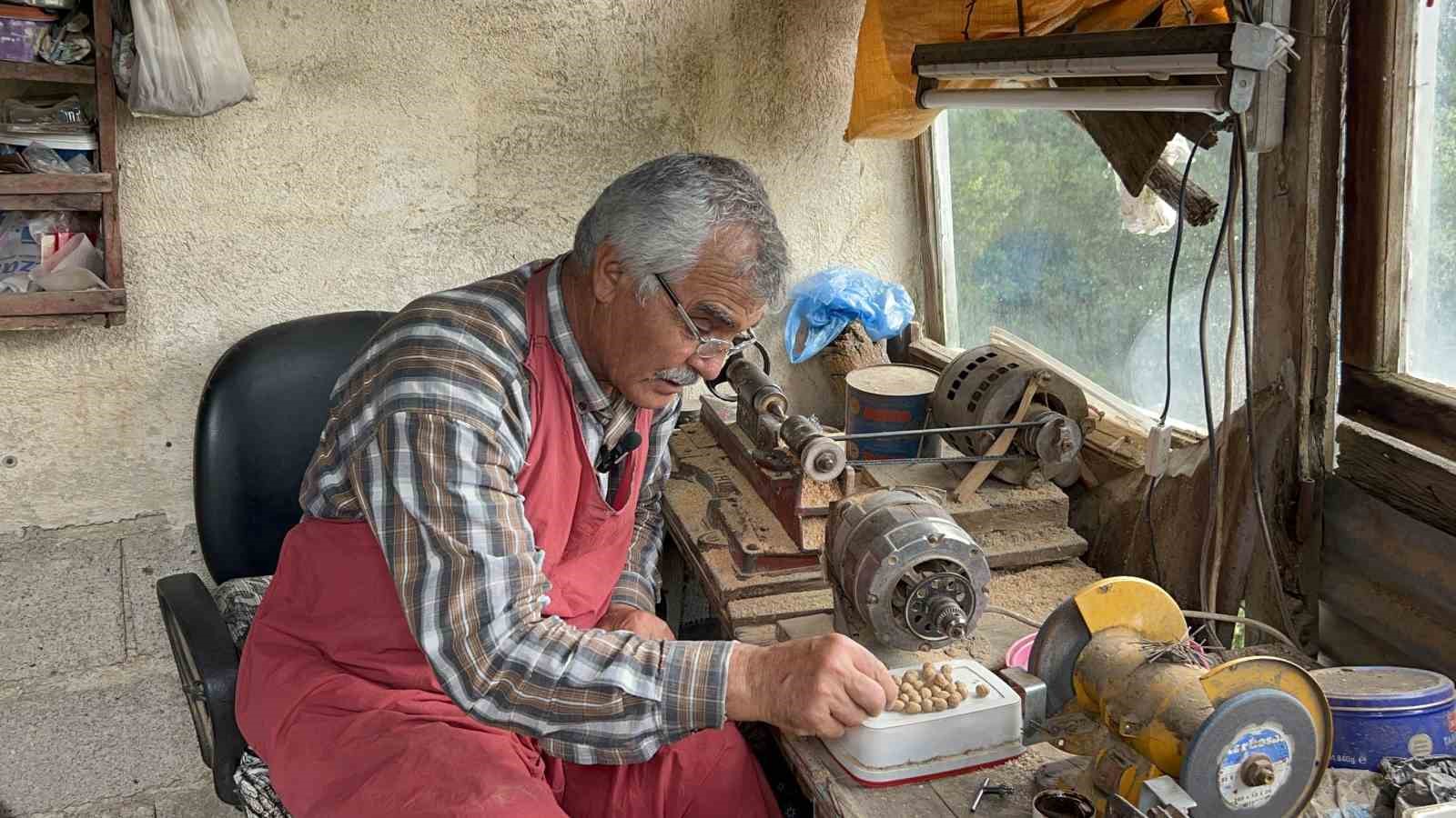 Doğadan topladığı andız çekirdeklerini koleksiyonluk tespihlere dönüştürüyor
