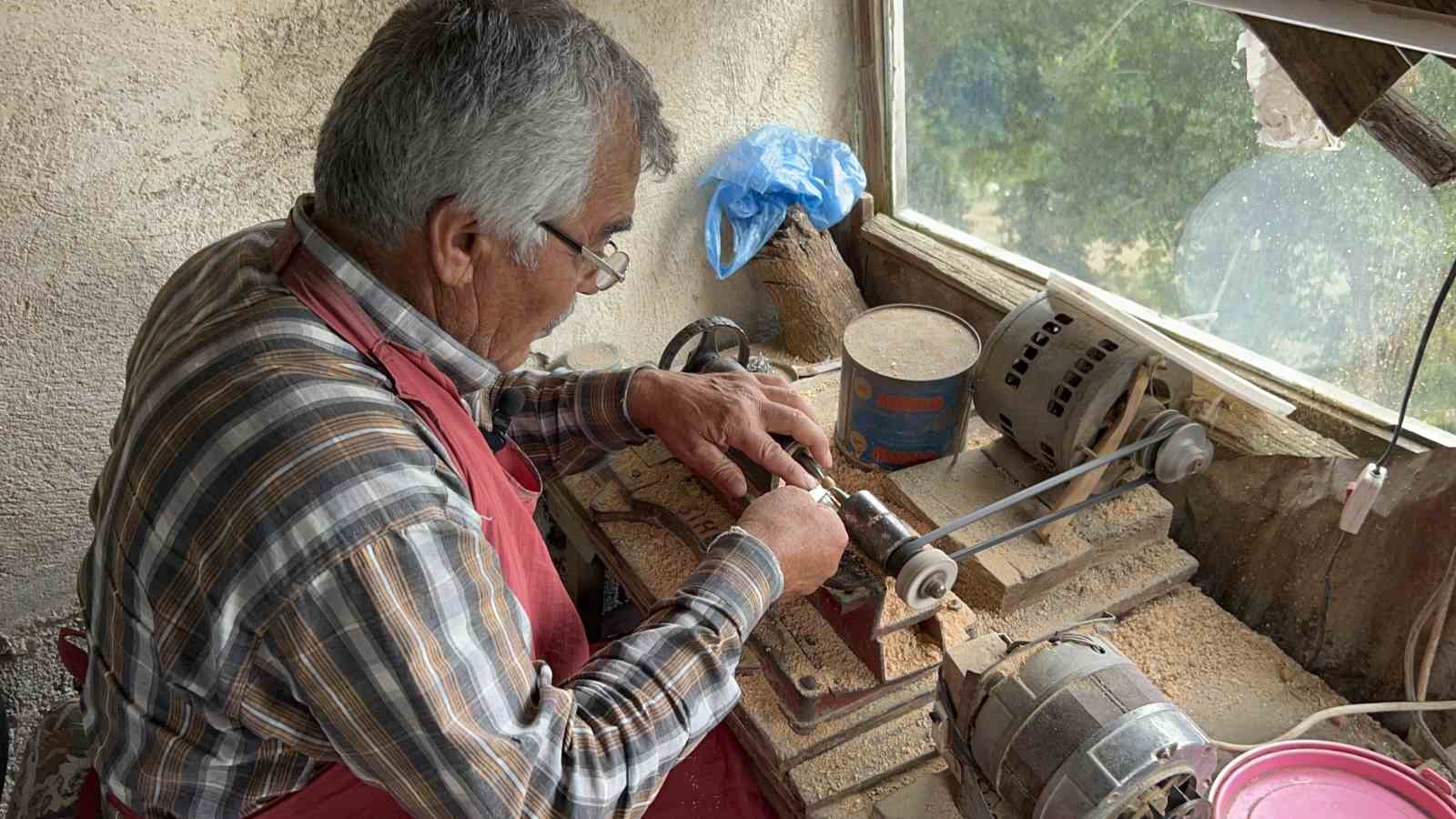 Doğadan topladığı andız çekirdeklerini koleksiyonluk tespihlere dönüştürüyor
