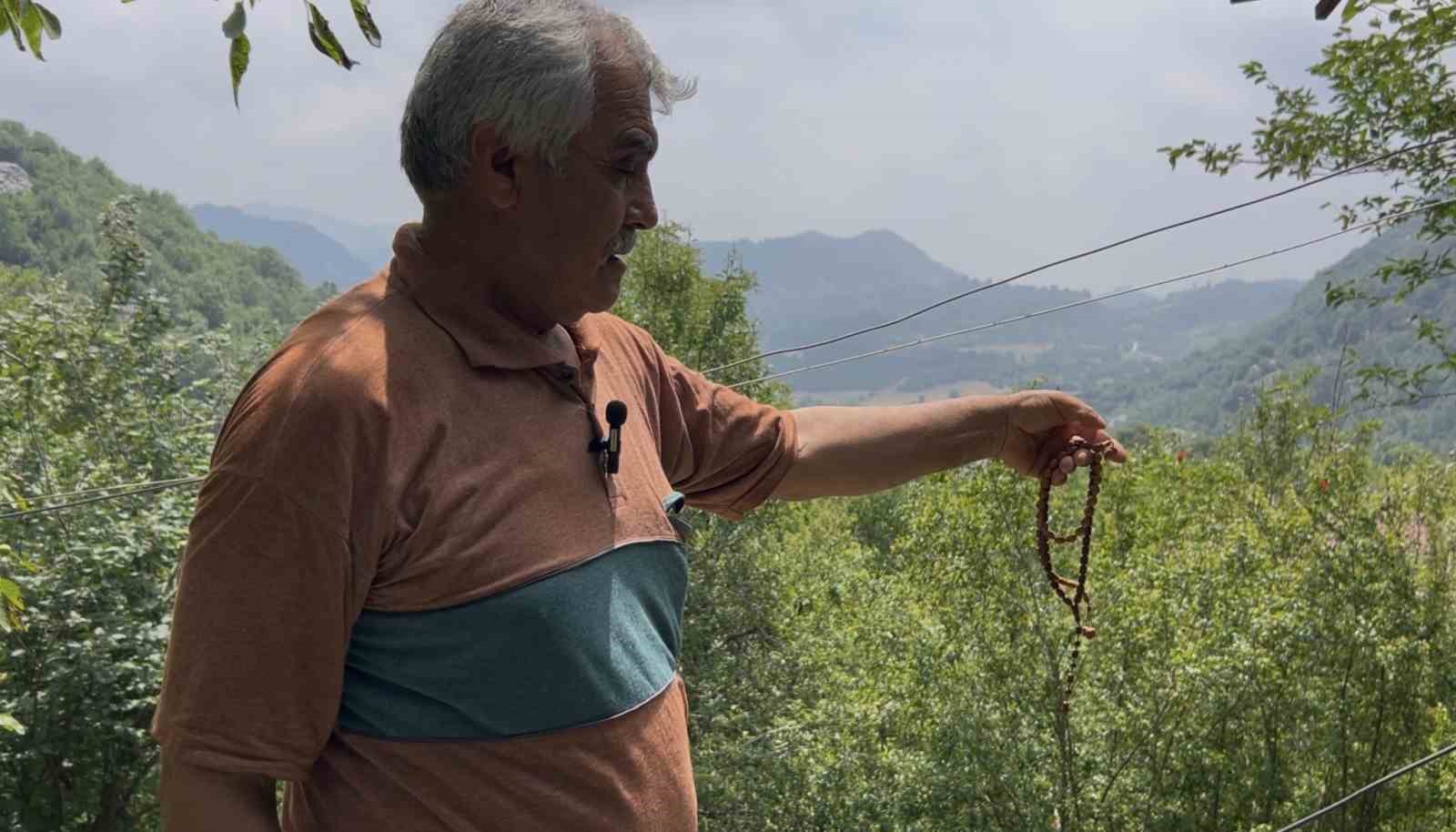 Doğadan topladığı andız çekirdeklerini koleksiyonluk tespihlere dönüştürüyor