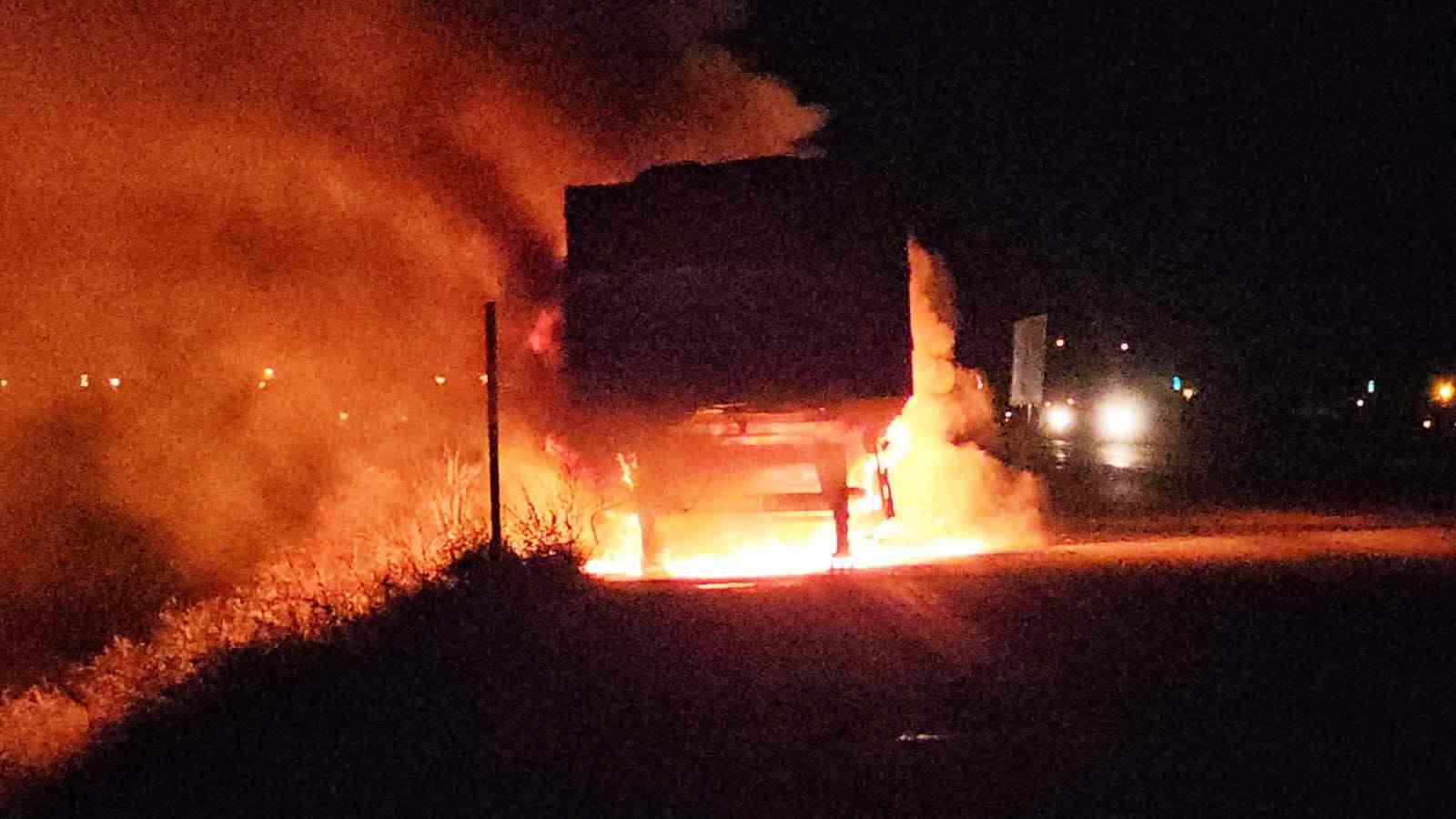 Adilcevaz’da seyir halindeki bulgur yüklü tırın dorsesi yandı