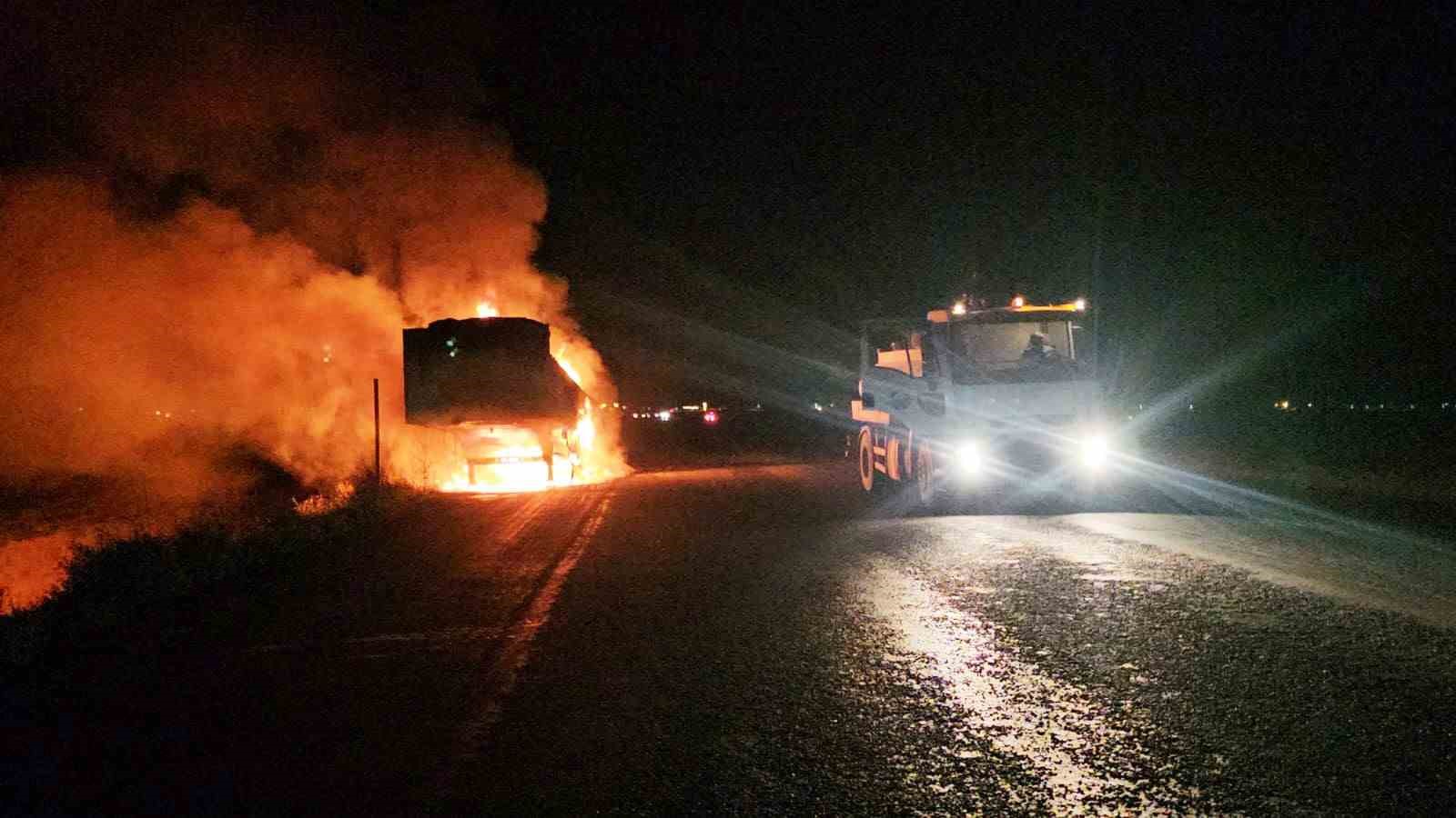 Adilcevaz’da seyir halindeki bulgur yüklü tırın dorsesi yandı