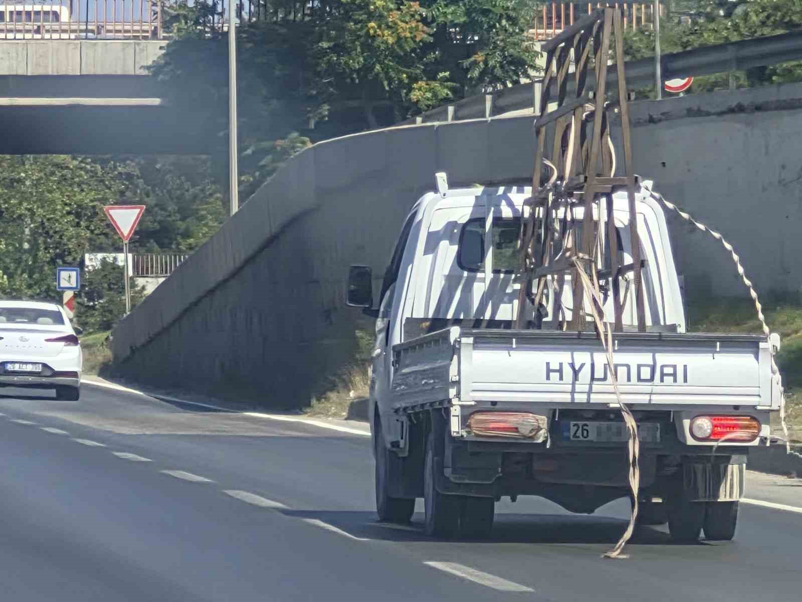 Kamyondan sarkan şeritler trafiği tehlikeye attı