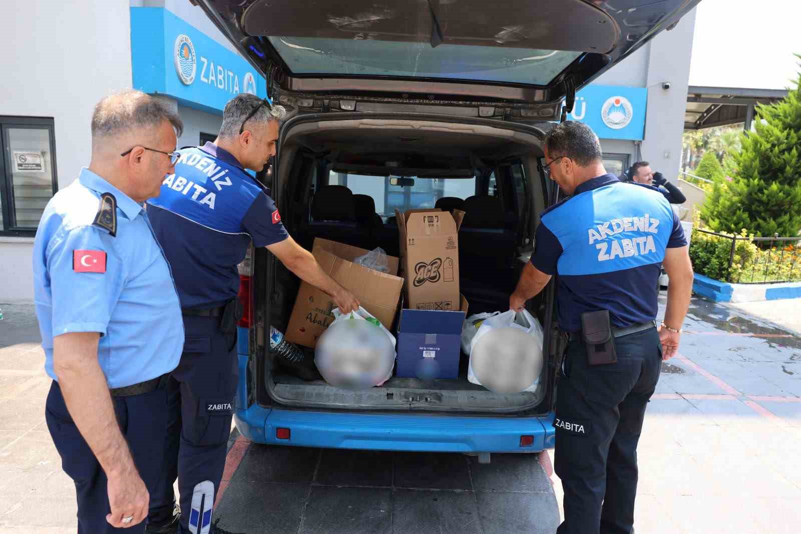 Mersin’de zincir markette 135 tarihi geçmiş ürün ele geçirildi