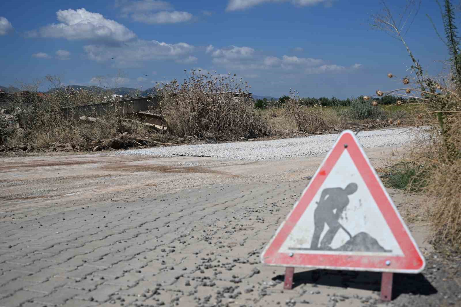 Ahmetli’de 8 kilometrelik yol hamlesi