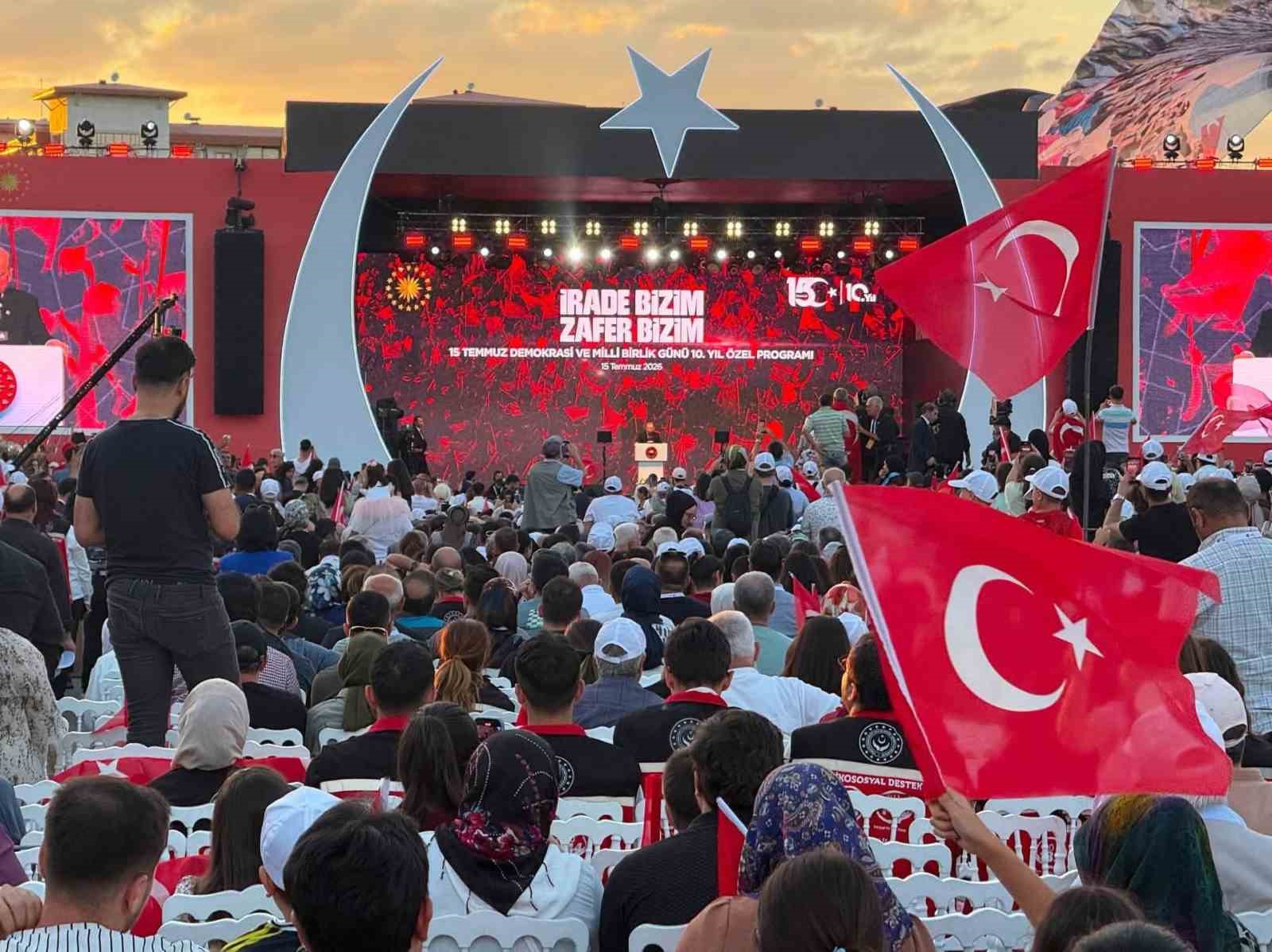 Sincan Belediye Başkanı Ercan, demokrasi nöbetine katıldı