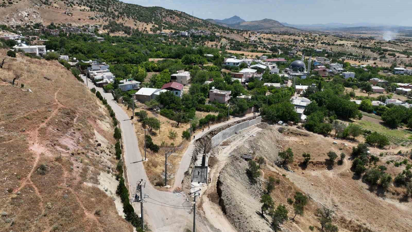 Diyarbakır kırsalında yollar yenileniyor
