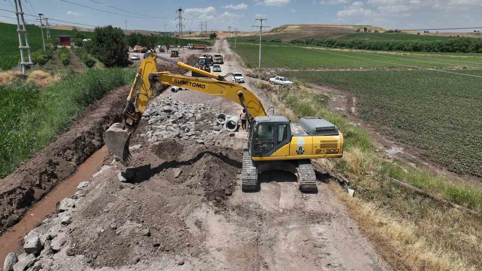 Diyarbakır kırsalında yollar yenileniyor