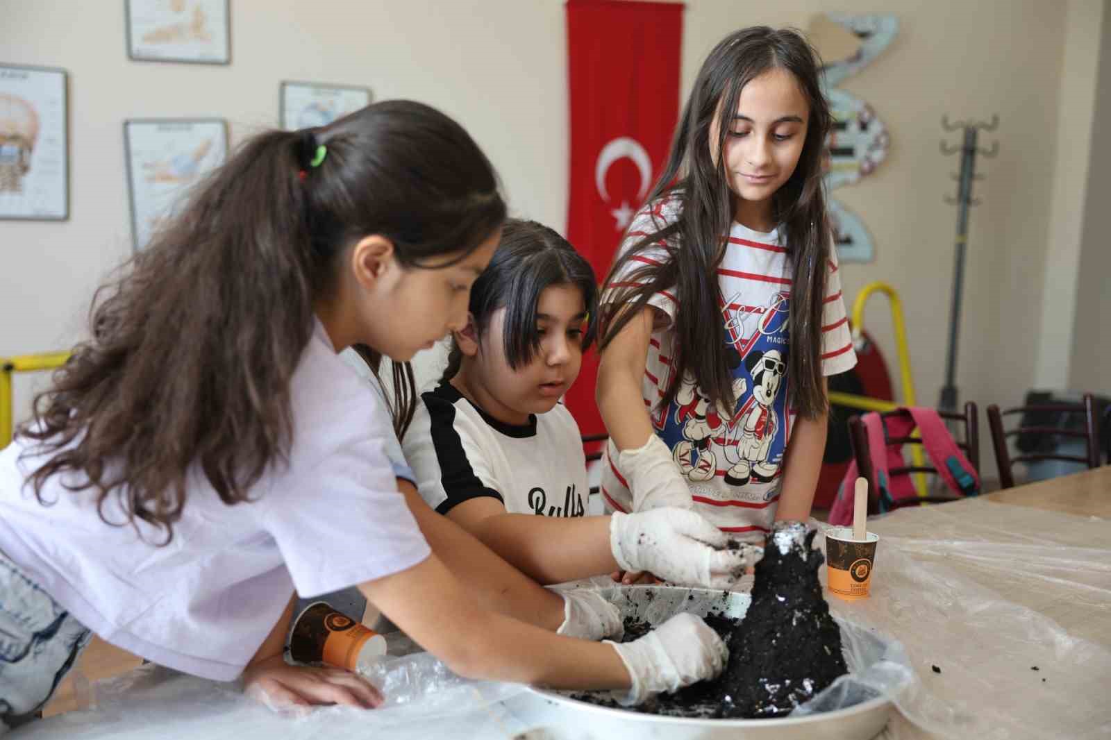 Aydınlı minikler yaz tatilini bilimle geçiriyor