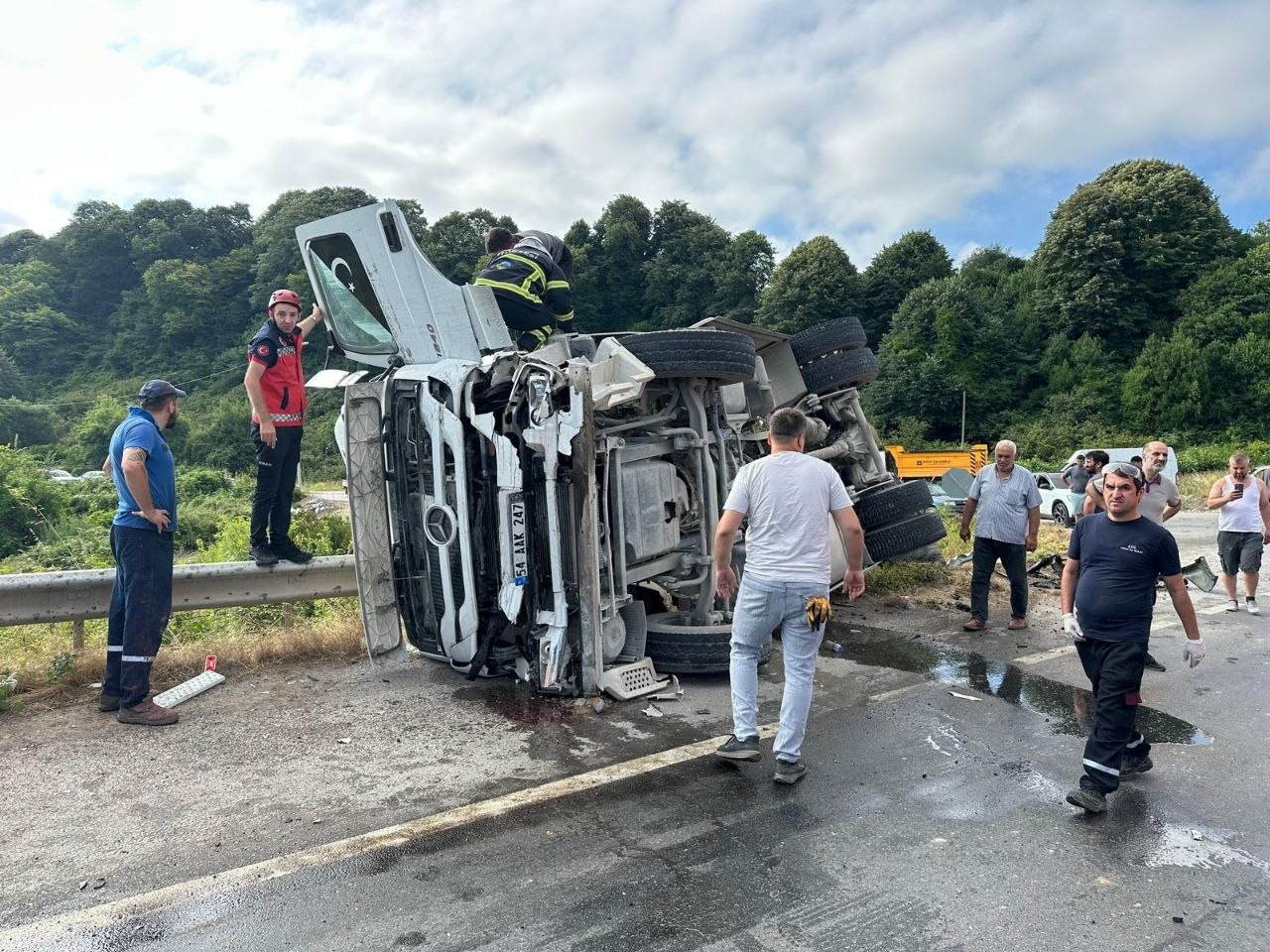 Çekici ile çarpışan otomobil hurdaya döndü: 1 yaralı