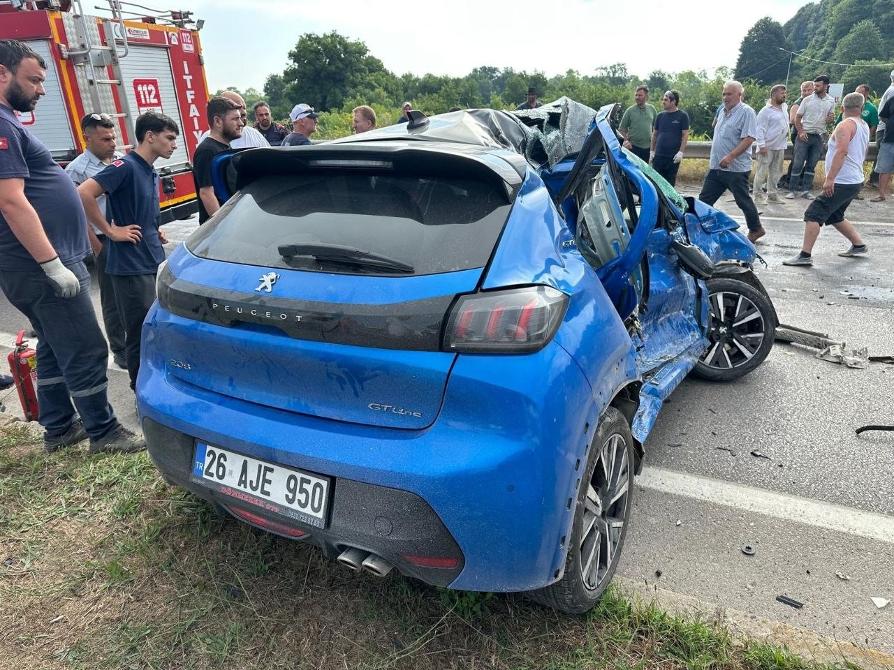 Çekici ile çarpışan otomobil hurdaya döndü: 1 yaralı
