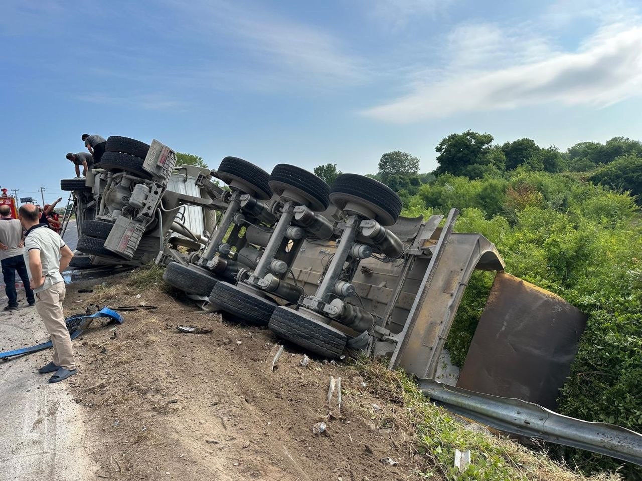 Çekici ile çarpışan otomobil hurdaya döndü: 1 yaralı