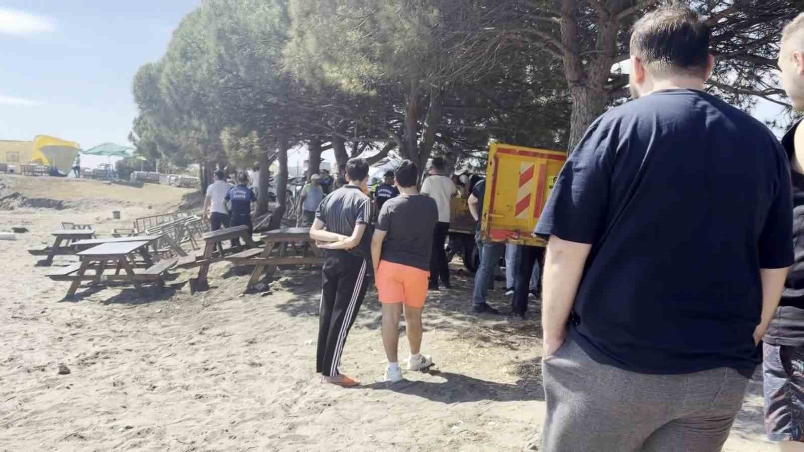 Atakum sahilinde işgal denetimi: Kumsaldaki masa, sandalye ve şezlonglar kaldırıldı