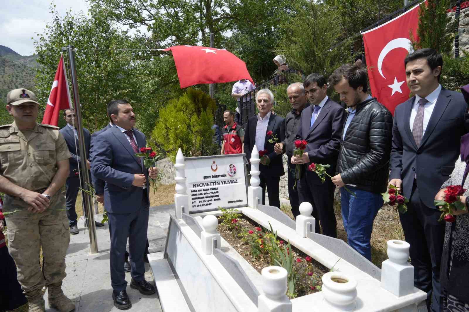 Şehit öğretmen Necmettin Yılmaz şehadetinin 9. yılında kabri başında anıldı