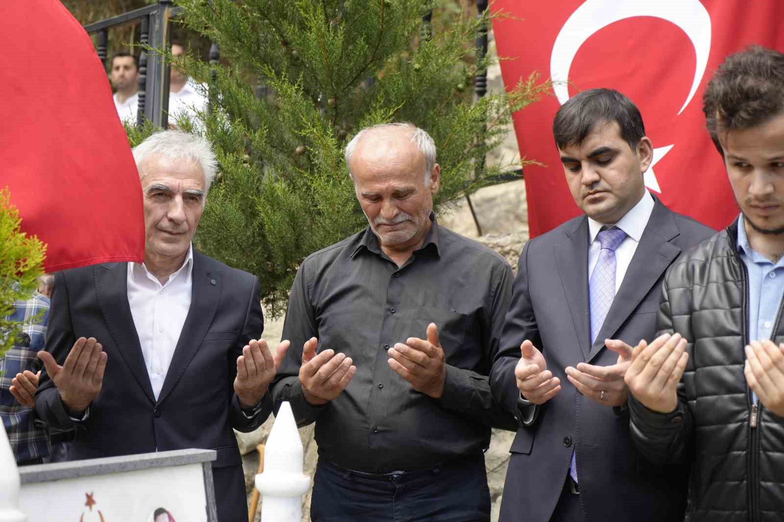 Şehit öğretmen Necmettin Yılmaz şehadetinin 9. yılında kabri başında anıldı