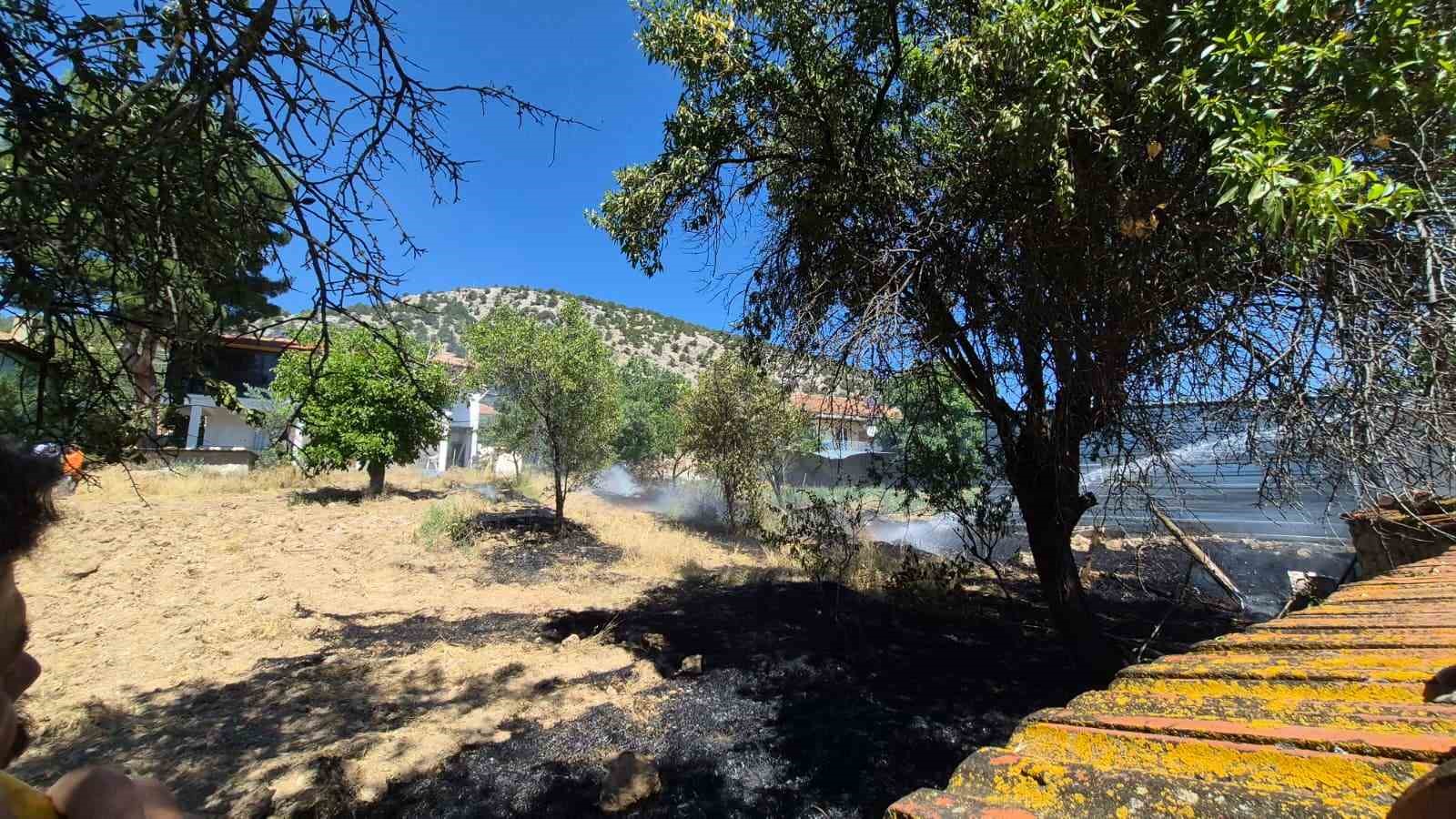 Burdur’da ev bahçesinde çıkan yangın çevreye sıçramadan söndürüldü