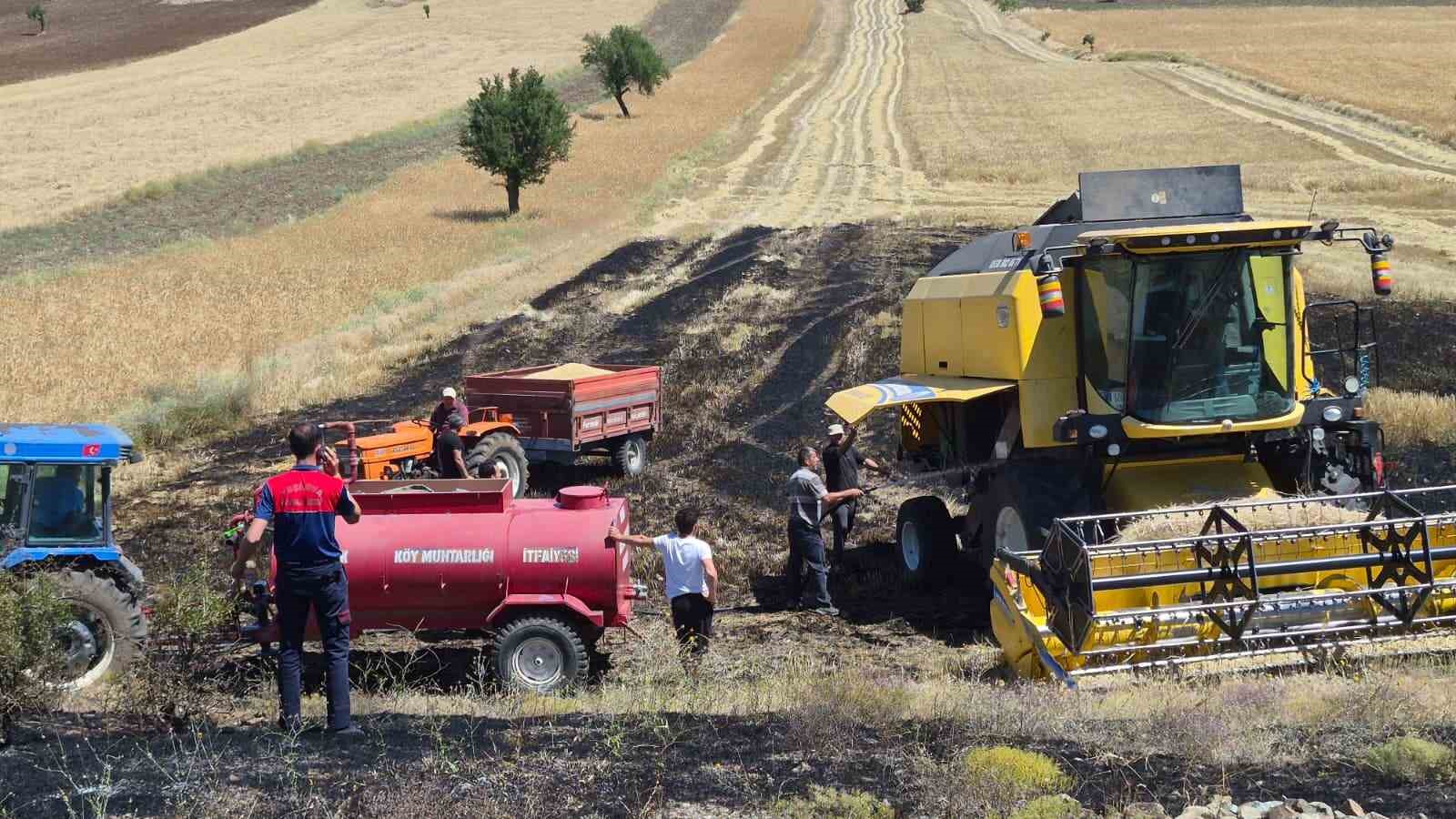 Tarladaki hasat sırasında biçerdöverin çıkardığı yangın, köyde bekletilen su tankeriyle söndürüldü