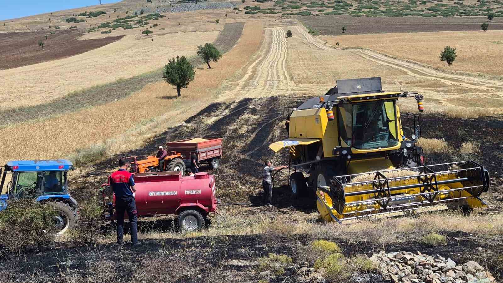 Tarladaki hasat sırasında biçerdöverin çıkardığı yangın, köyde bekletilen su tankeriyle söndürüldü
