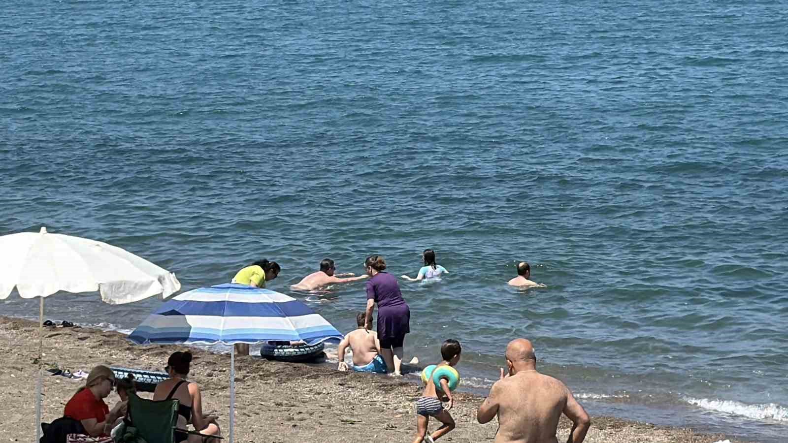 Akçakoca’da termometreler 37 dereceyi gösterdi, sahiller doldu taştı