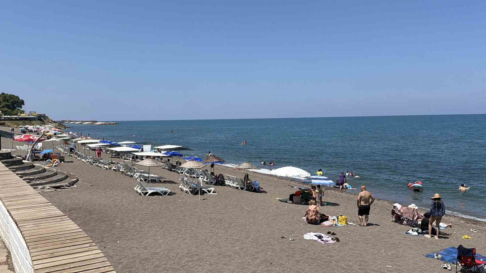 Akçakoca’da termometreler 37 dereceyi gösterdi, sahiller doldu taştı