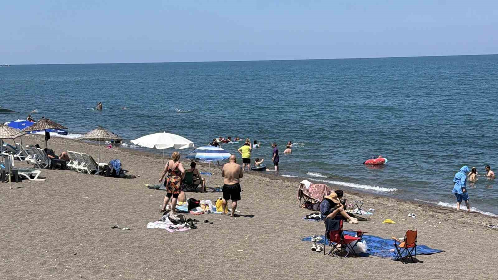 Akçakoca’da termometreler 37 dereceyi gösterdi, sahiller doldu taştı