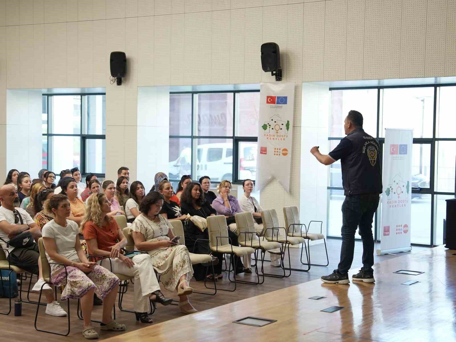 Denizli Büyükşehir personeli, bağımlılık ve siber suçlarla mücadele eğitimi aldı