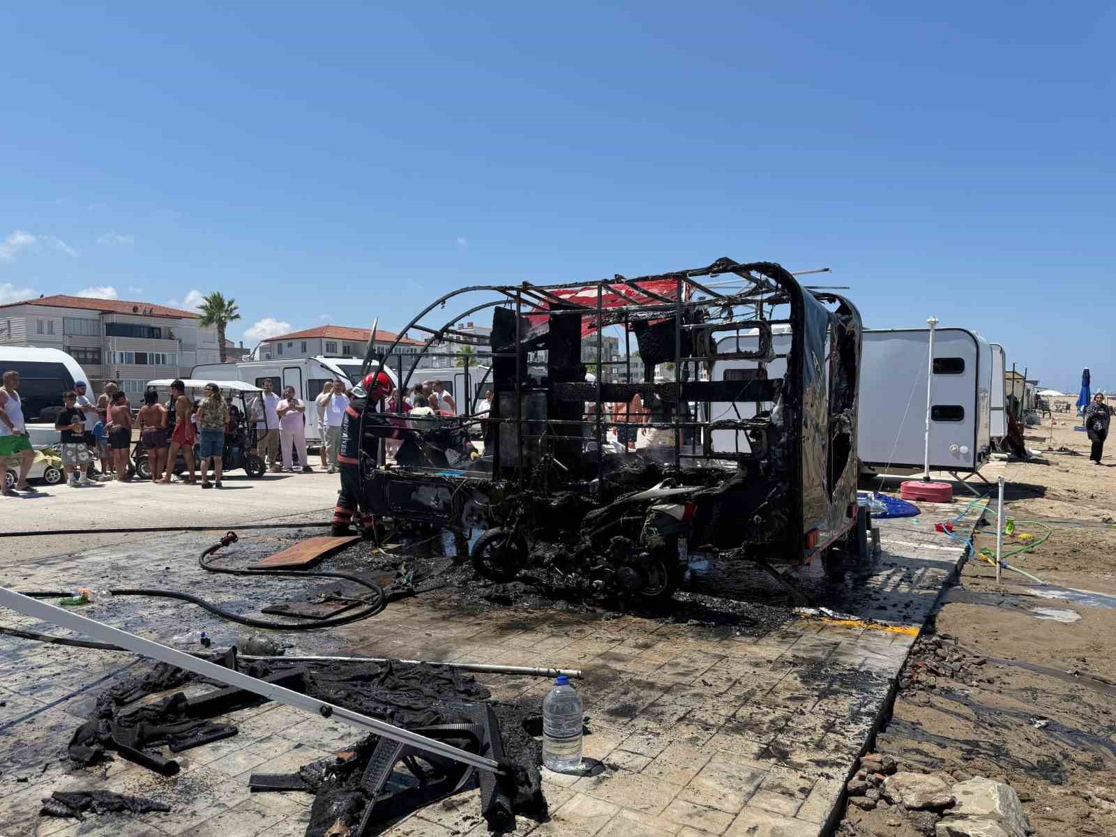Karavanda çıkan yangın motosiklete sıçradı, geriye demir yığını kaldı