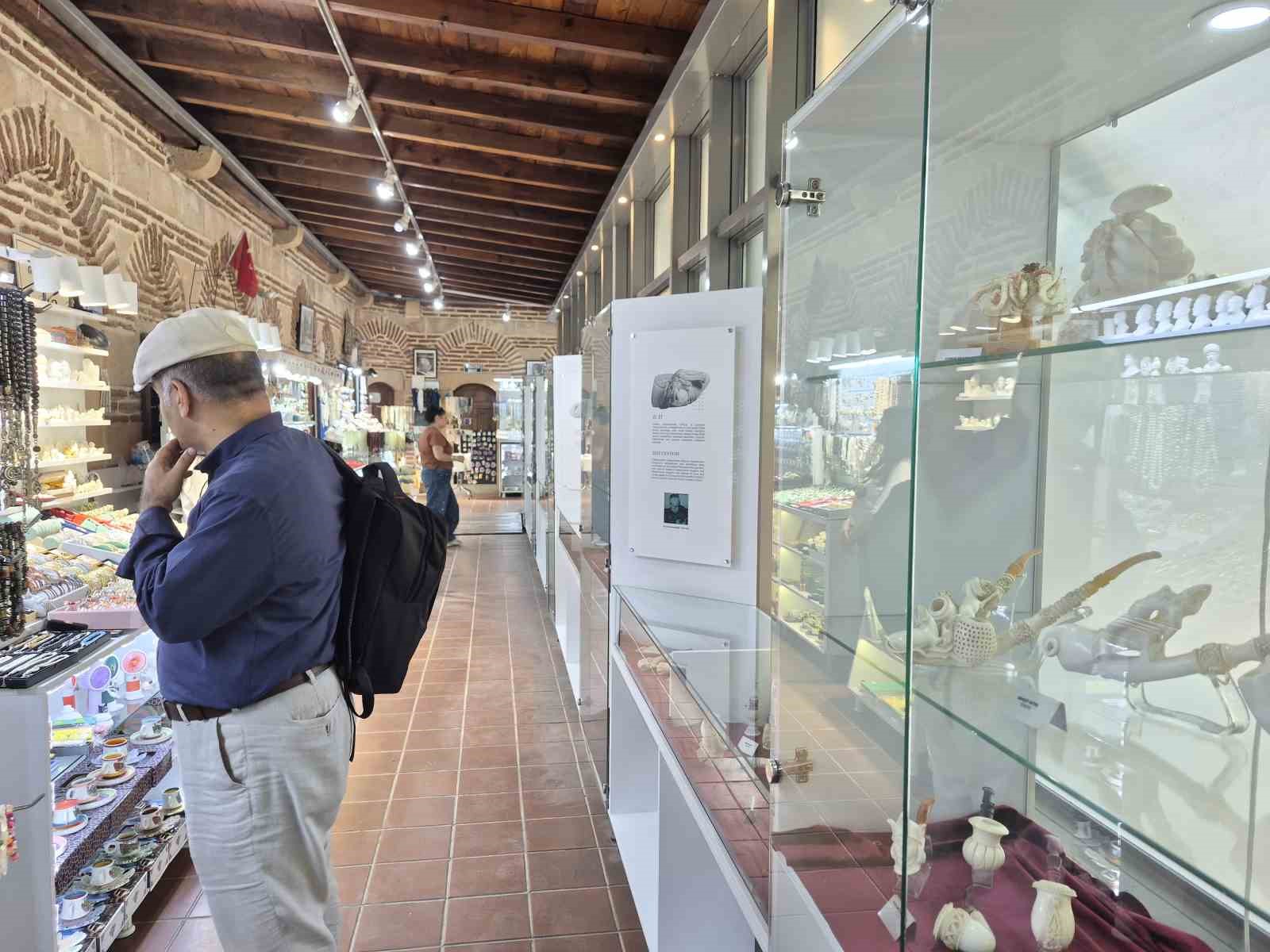 Tarihi külliyedeki lüle taşı stantlarında turist hareketliliği