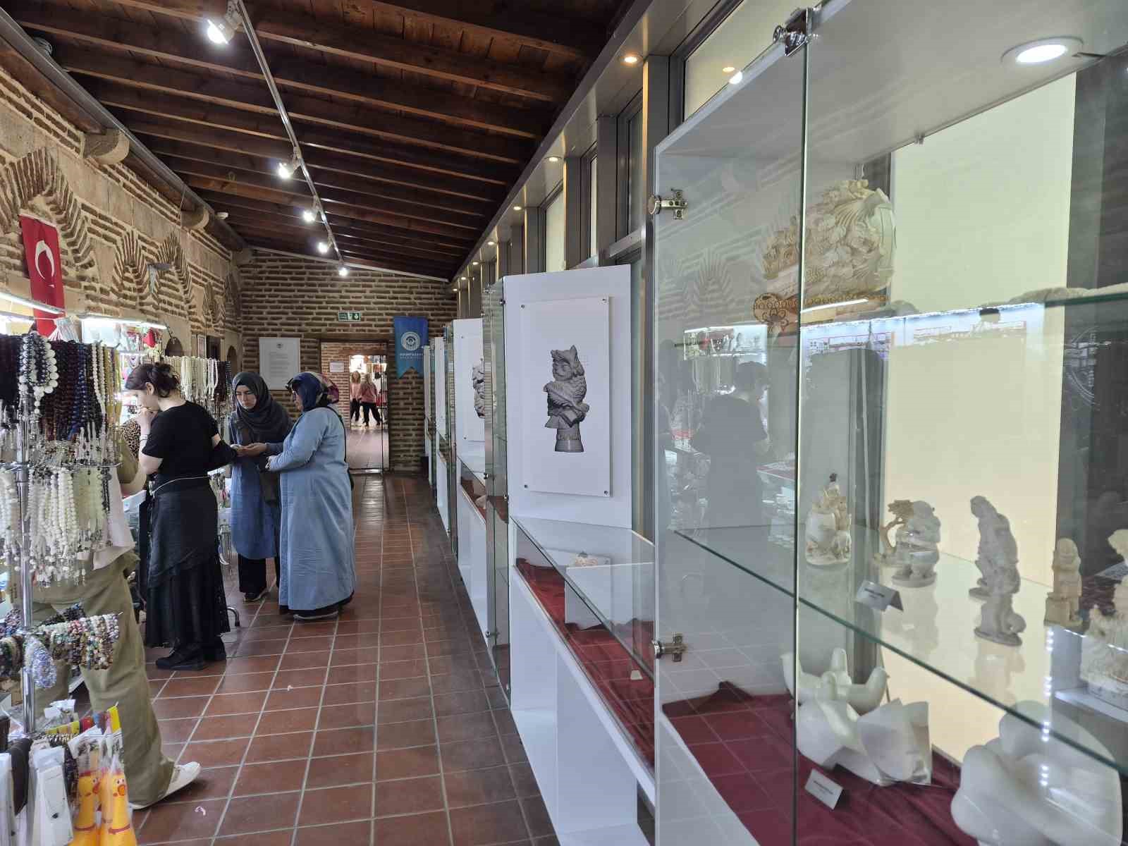 Tarihi külliyedeki lüle taşı stantlarında turist hareketliliği