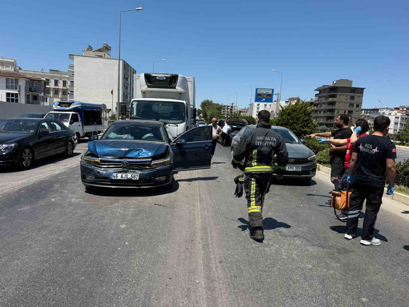 Antalya’da 3 araçlı zincirleme kaza: 2 yaralı