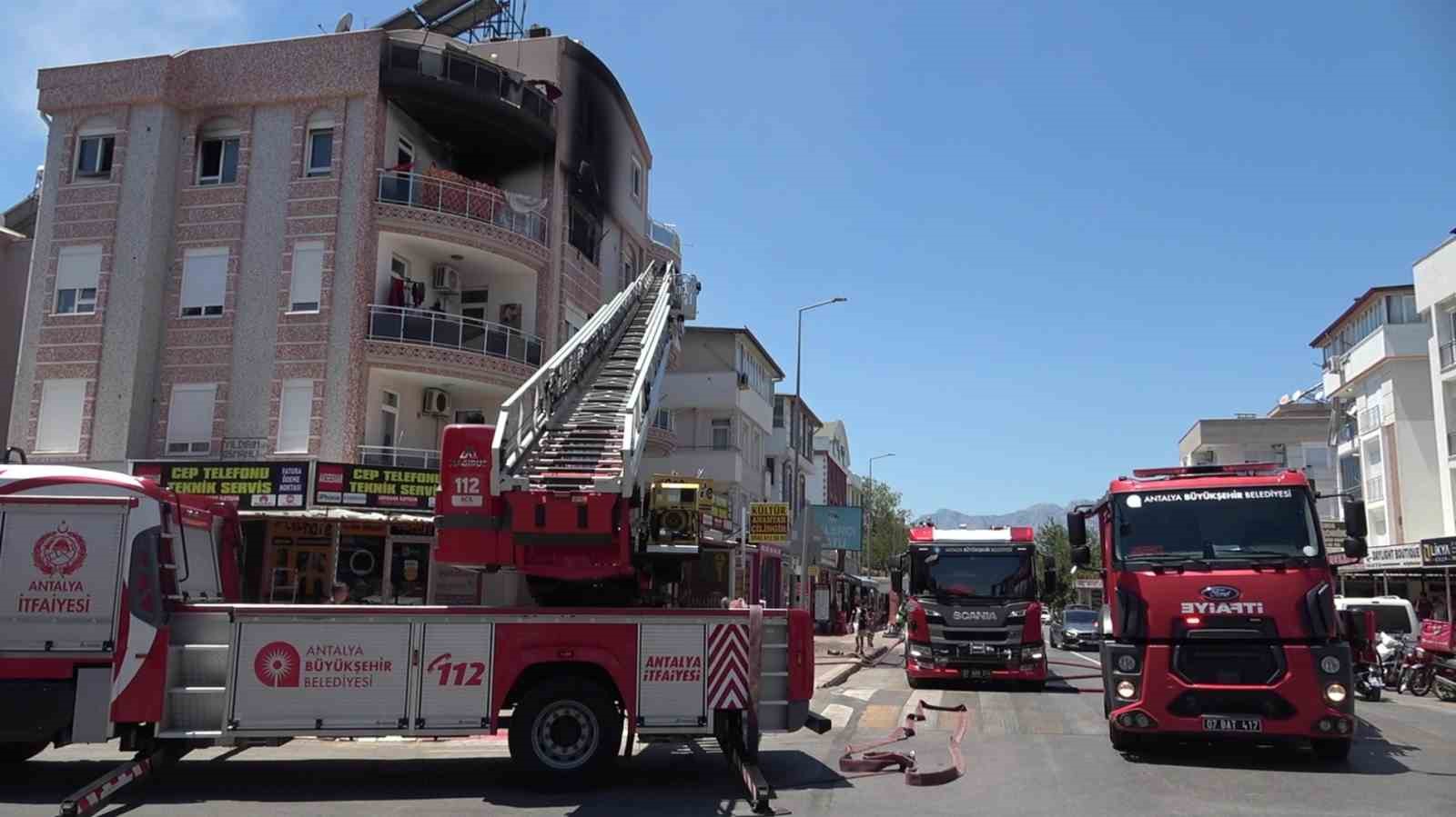 Antalya’da dairede çıkan yangında 1’i bebek 5 kişi dumandan etkilendi