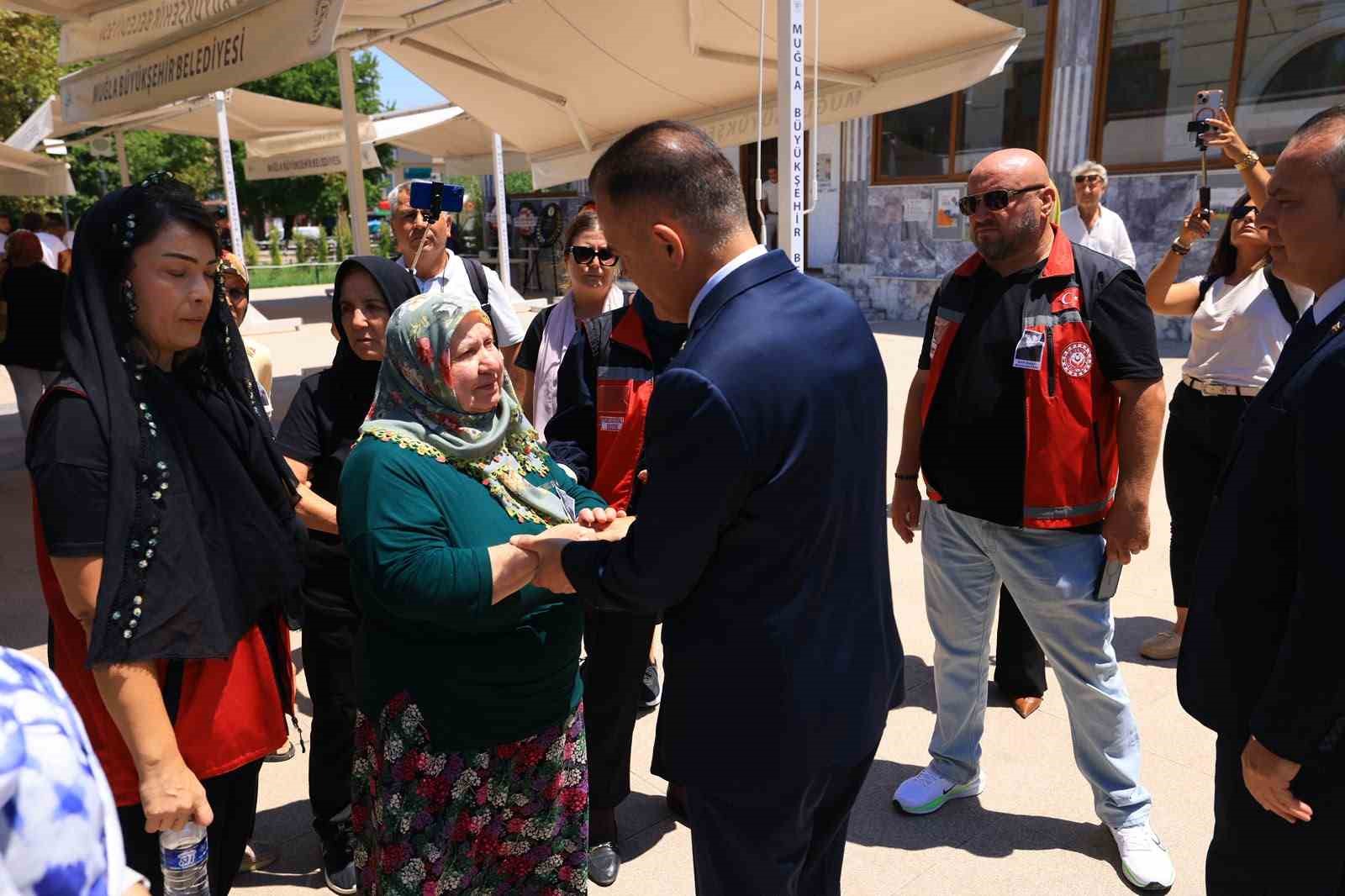Muğla Valisi Akbıyık, şehit babasını son yolculuğuna uğurladı