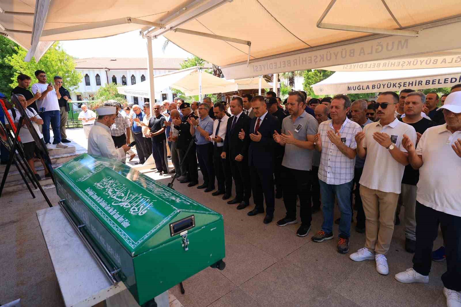 Muğla Valisi Akbıyık, şehit babasını son yolculuğuna uğurladı