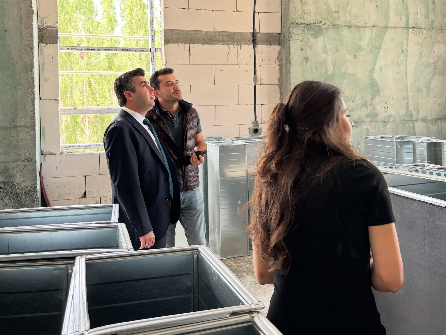 Susuz’da yatırımlar yakından takip ediliyor: Kaymakam Furkan Öztürk’ten hastane ve okul incelemesi