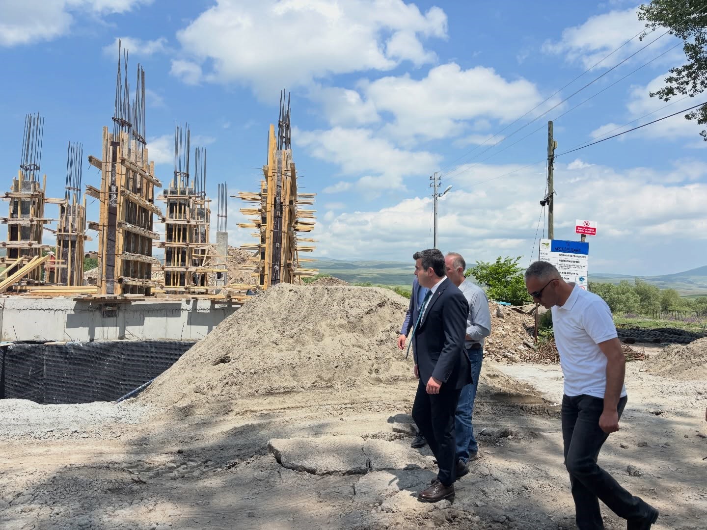 Susuz’da yatırımlar yakından takip ediliyor: Kaymakam Furkan Öztürk’ten hastane ve okul incelemesi