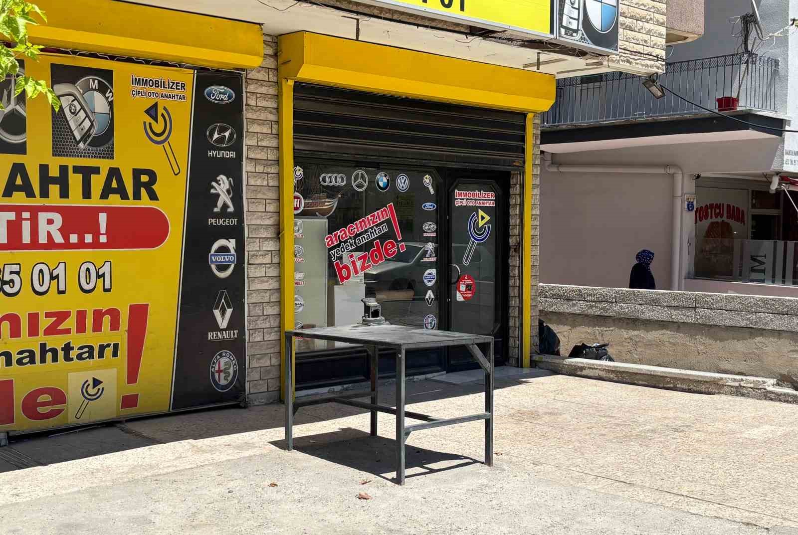 Yanlış yere araç park ettikleri için uyardıkları grubun saldırısına uğradılar