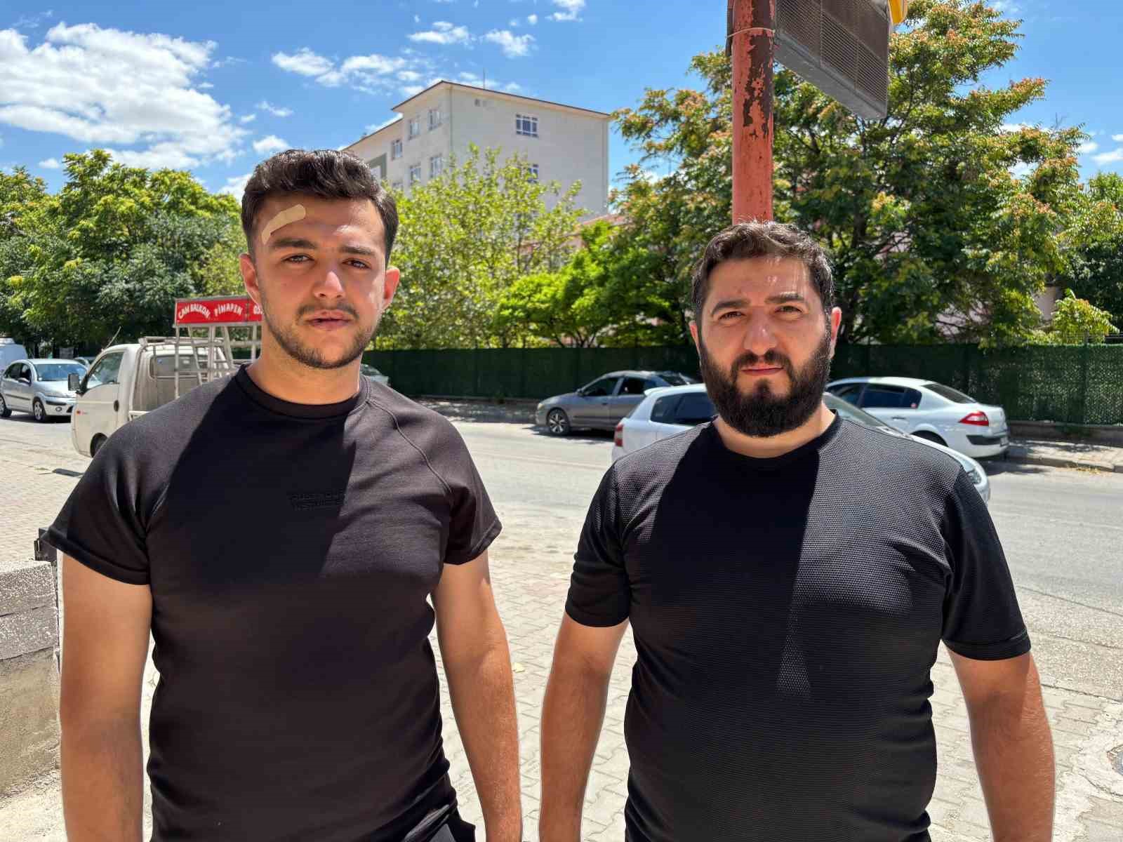 Yanlış yere araç park ettikleri için uyardıkları grubun saldırısına uğradılar