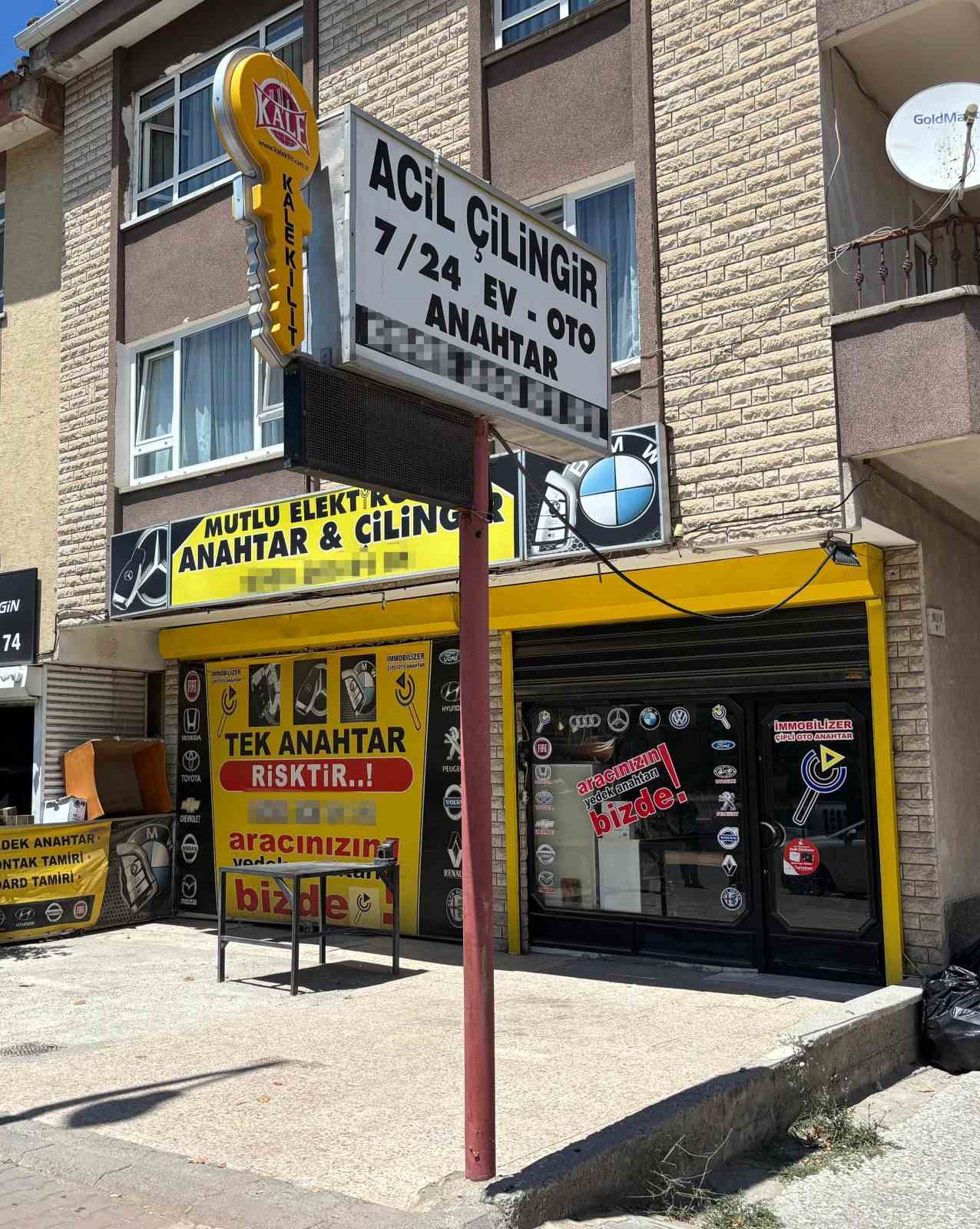 Yanlış yere araç park ettikleri için uyardıkları grubun saldırısına uğradılar
