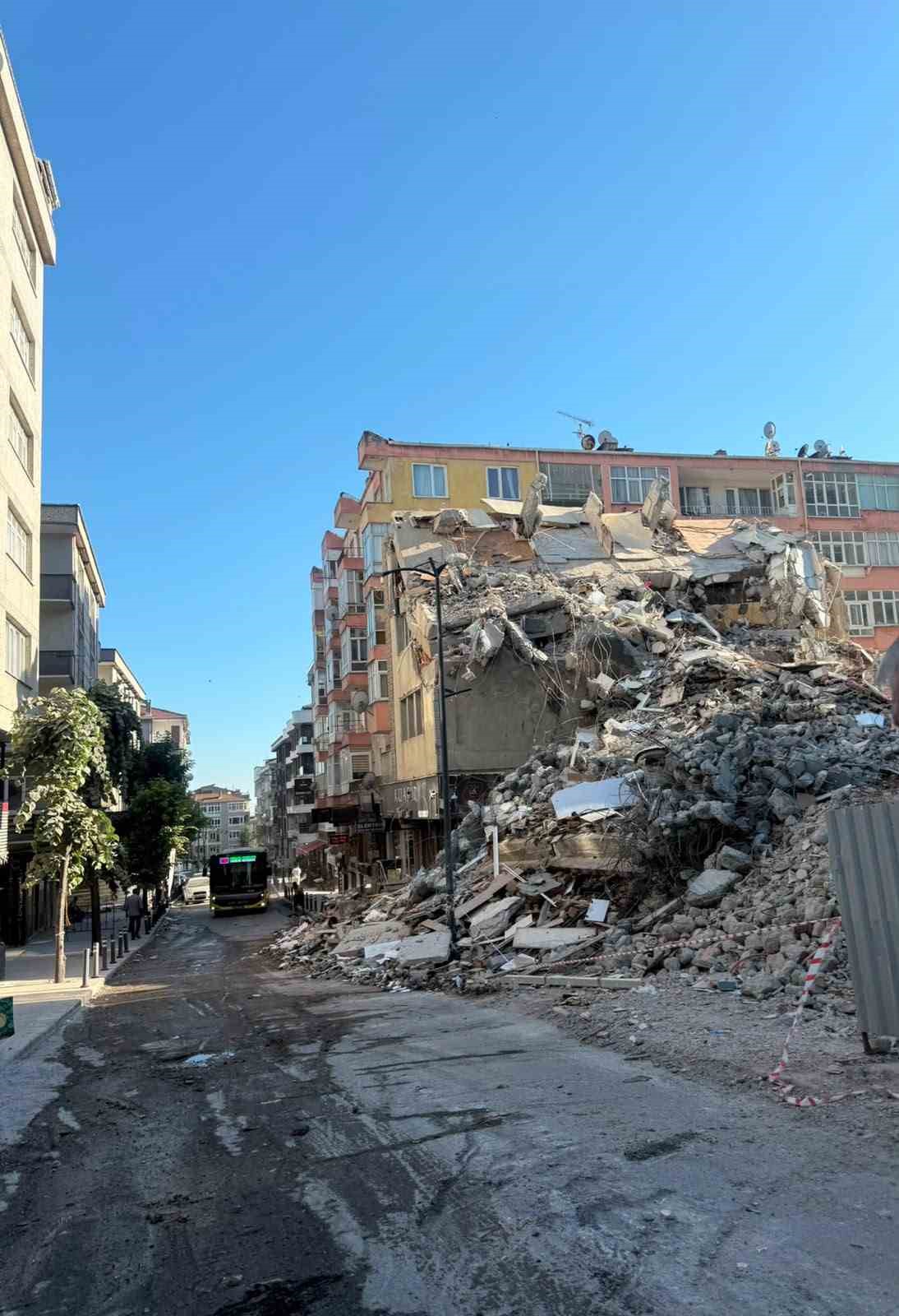 Avcılar’da izinsiz sokak kapatan inşaat firmalarına ceza