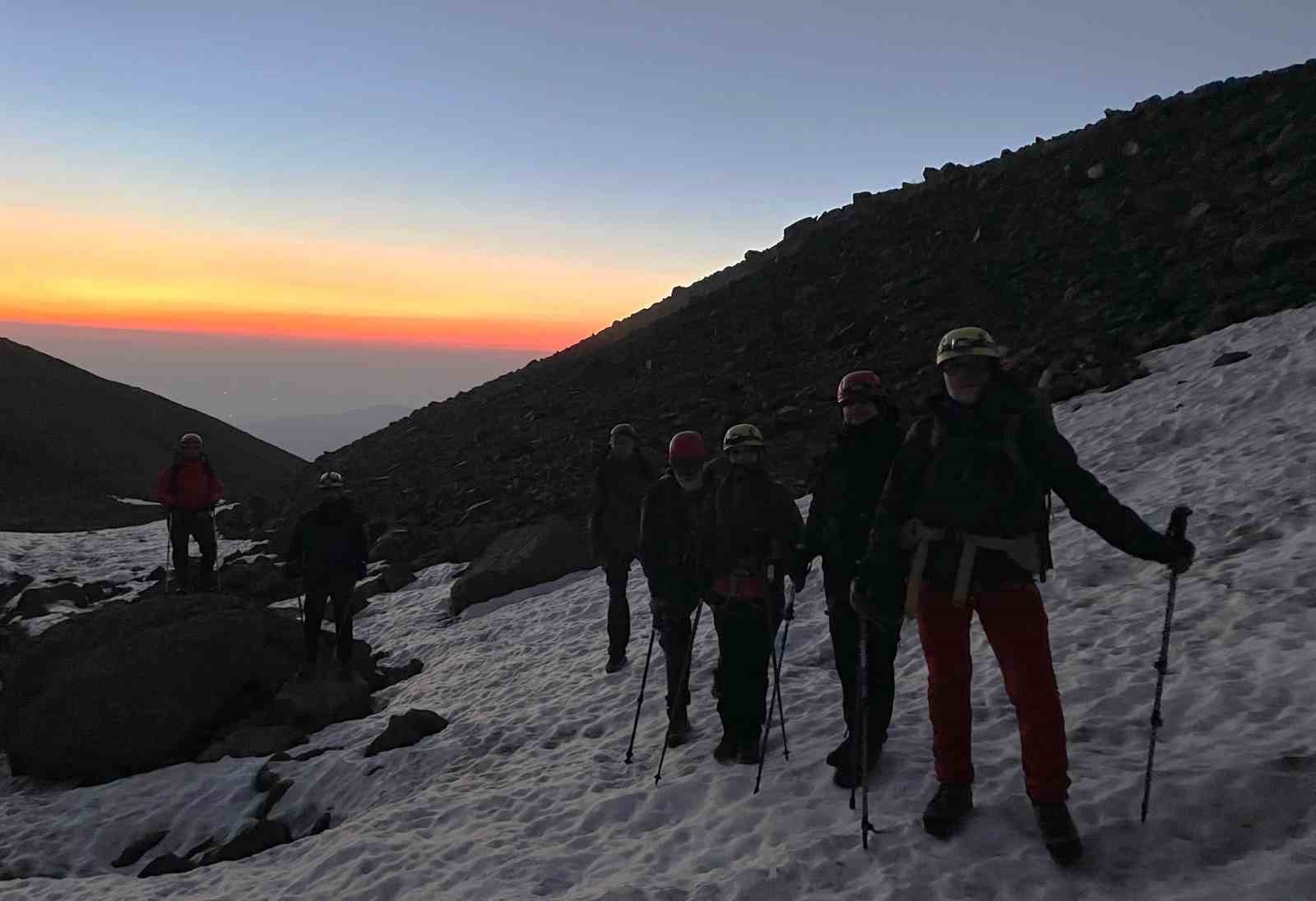 İnegöl Belediyespor dağcıları 15 Temmuz için Erciyes’e tırmandı