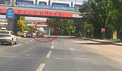Eskişehir’de tankerin lastiğinin bomba gibi patladığı anlar kamerada