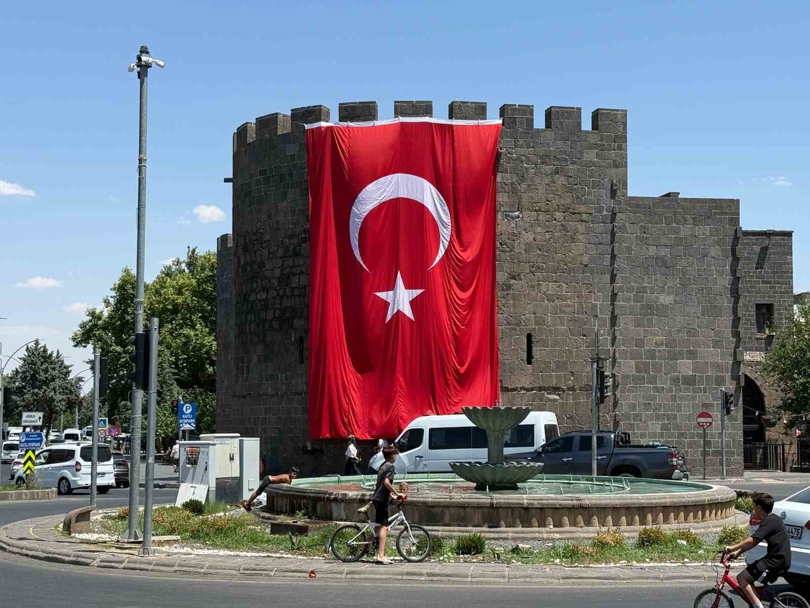Diyarbakır surlarına dev Türk bayrağı asıldı
