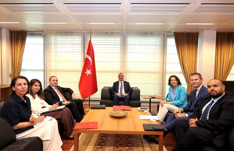 Bakan Bolat, Avrupa Otomobil Üreticileri Birliği Genel Direktörü Vries ile görüştü