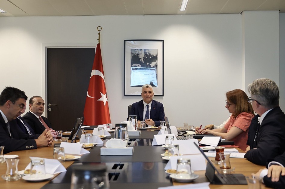 Bakan Bolat, Avrupa Otomobil Üreticileri Birliği Genel Direktörü Vries ile görüştü