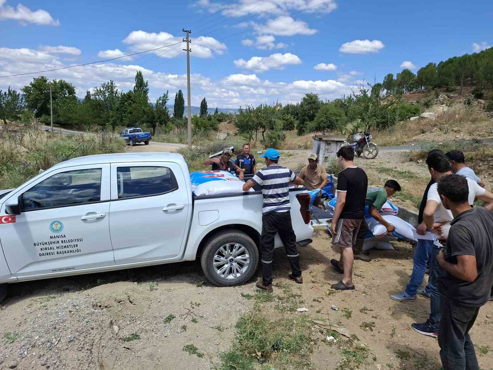 Yangında büyük zarar gören üreticiye yem desteği