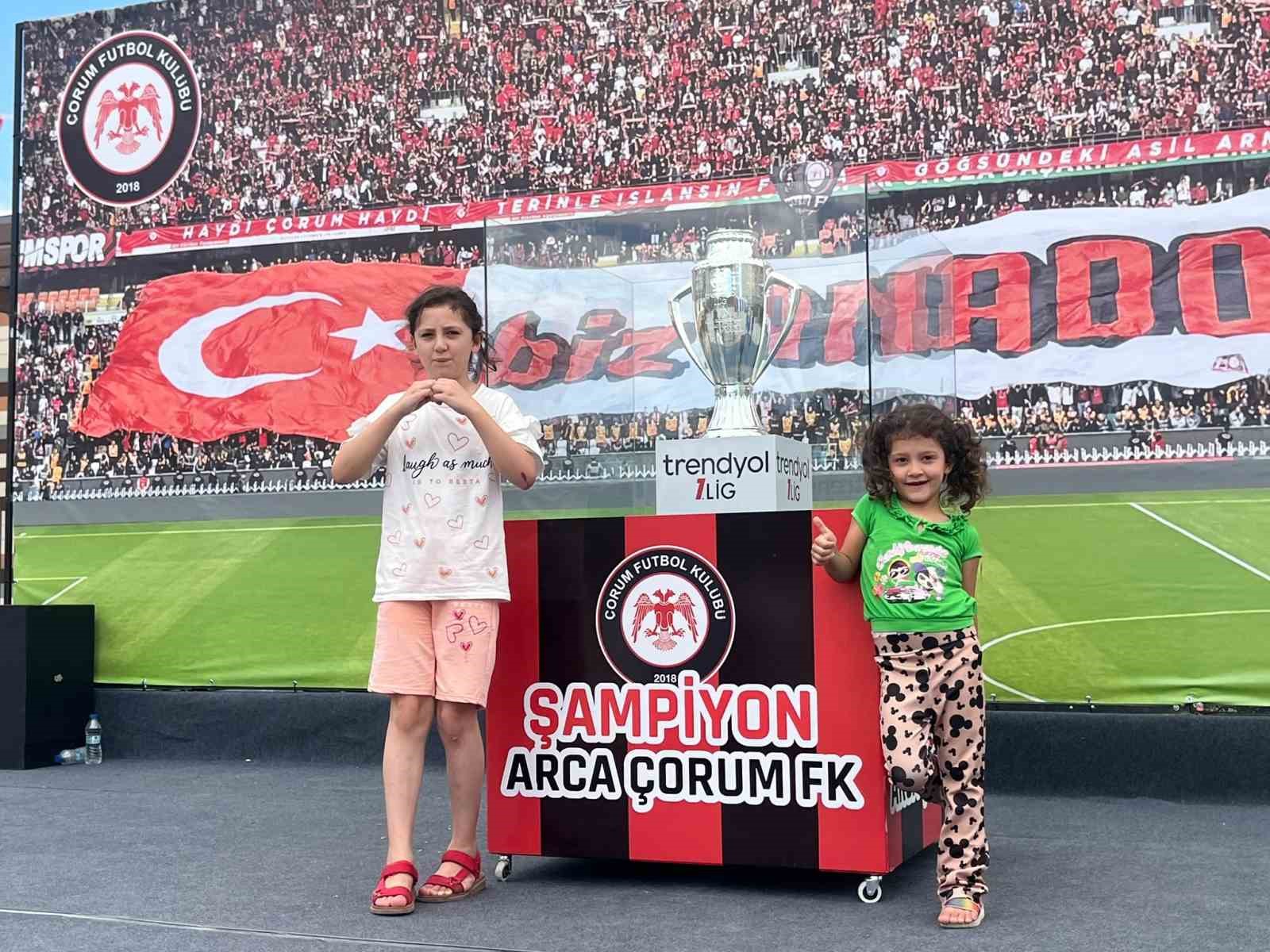 Çorum FK taraftarları şampiyonluk kupasıyla buluştu