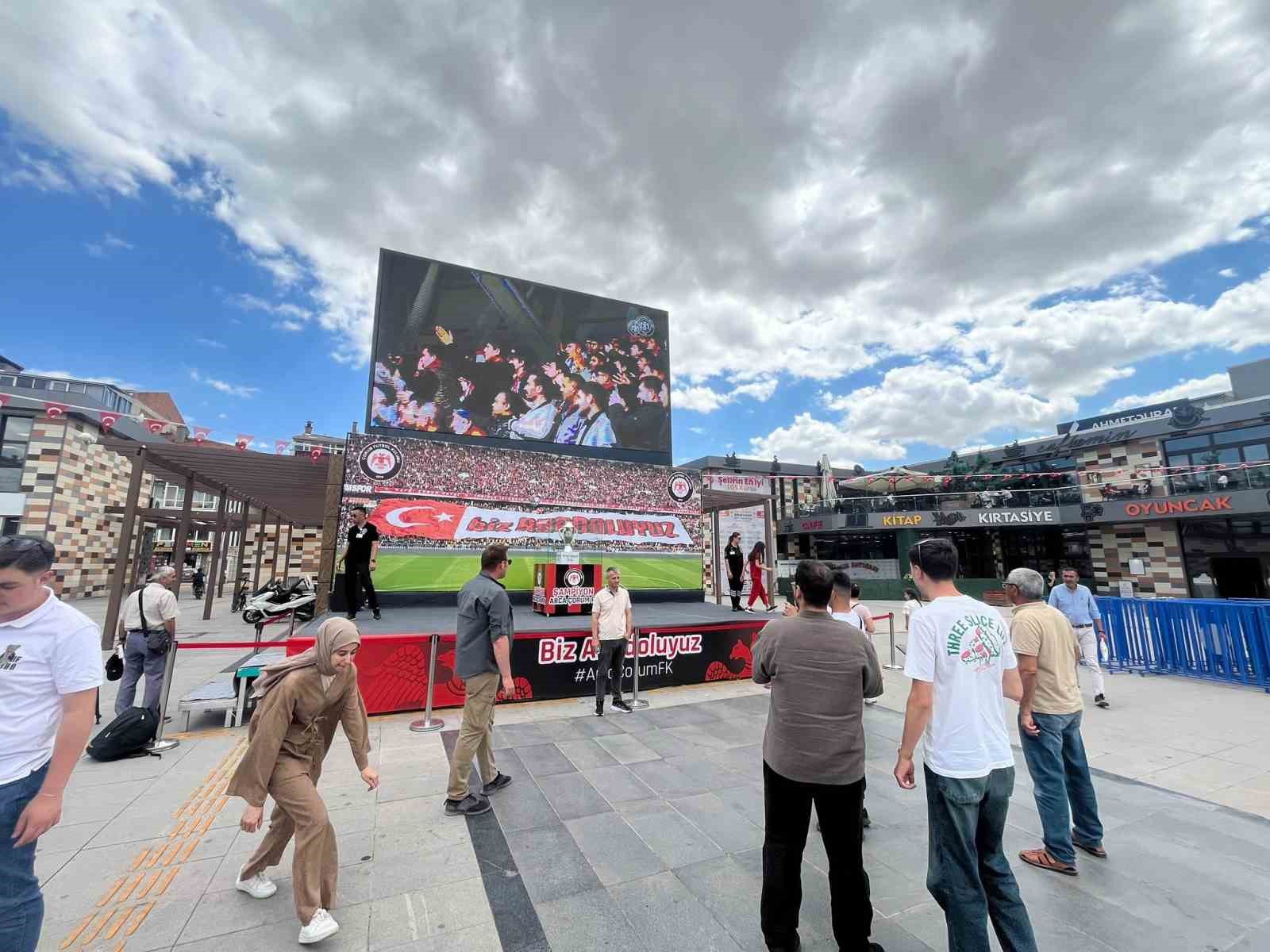 Çorum FK taraftarları şampiyonluk kupasıyla buluştu