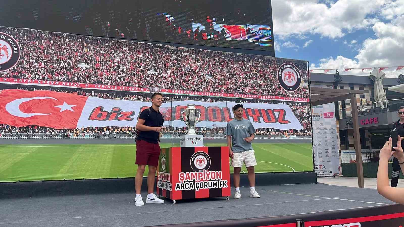 Çorum FK taraftarları şampiyonluk kupasıyla buluştu