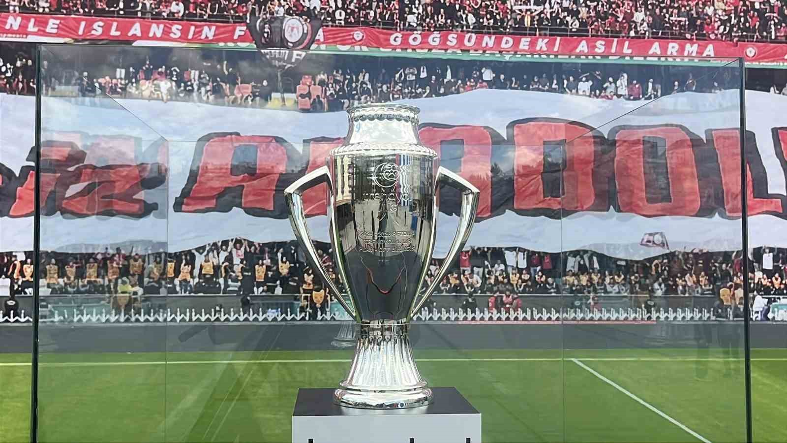 Çorum FK taraftarları şampiyonluk kupasıyla buluştu
